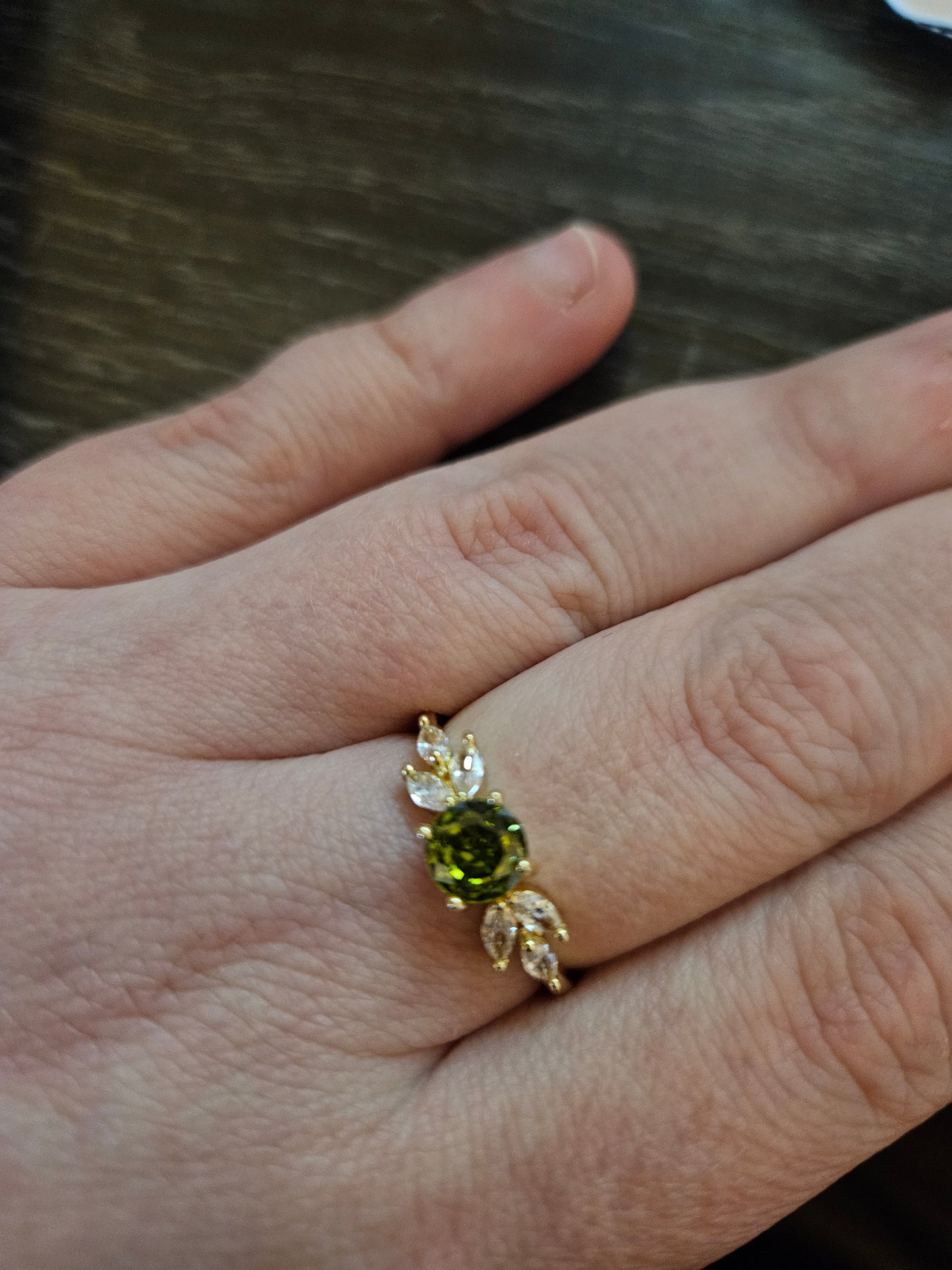 Cubic Zirconia Beautiful Green Ring (Size R)